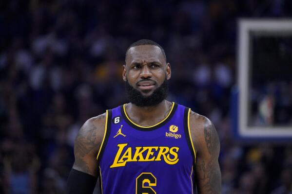 Who is better clearance lebron or curry 218